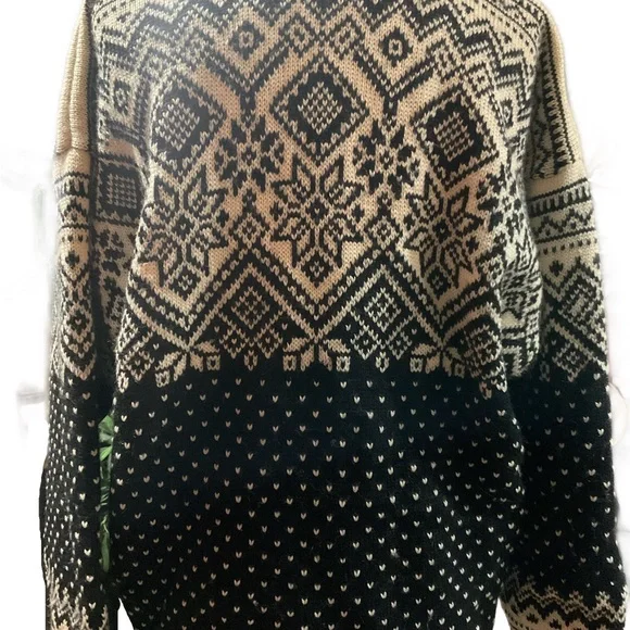 “Scandinavian” Style Embroidered Hook And Eye Closure Long Sleeved Sweater. - Picture 2 of 14